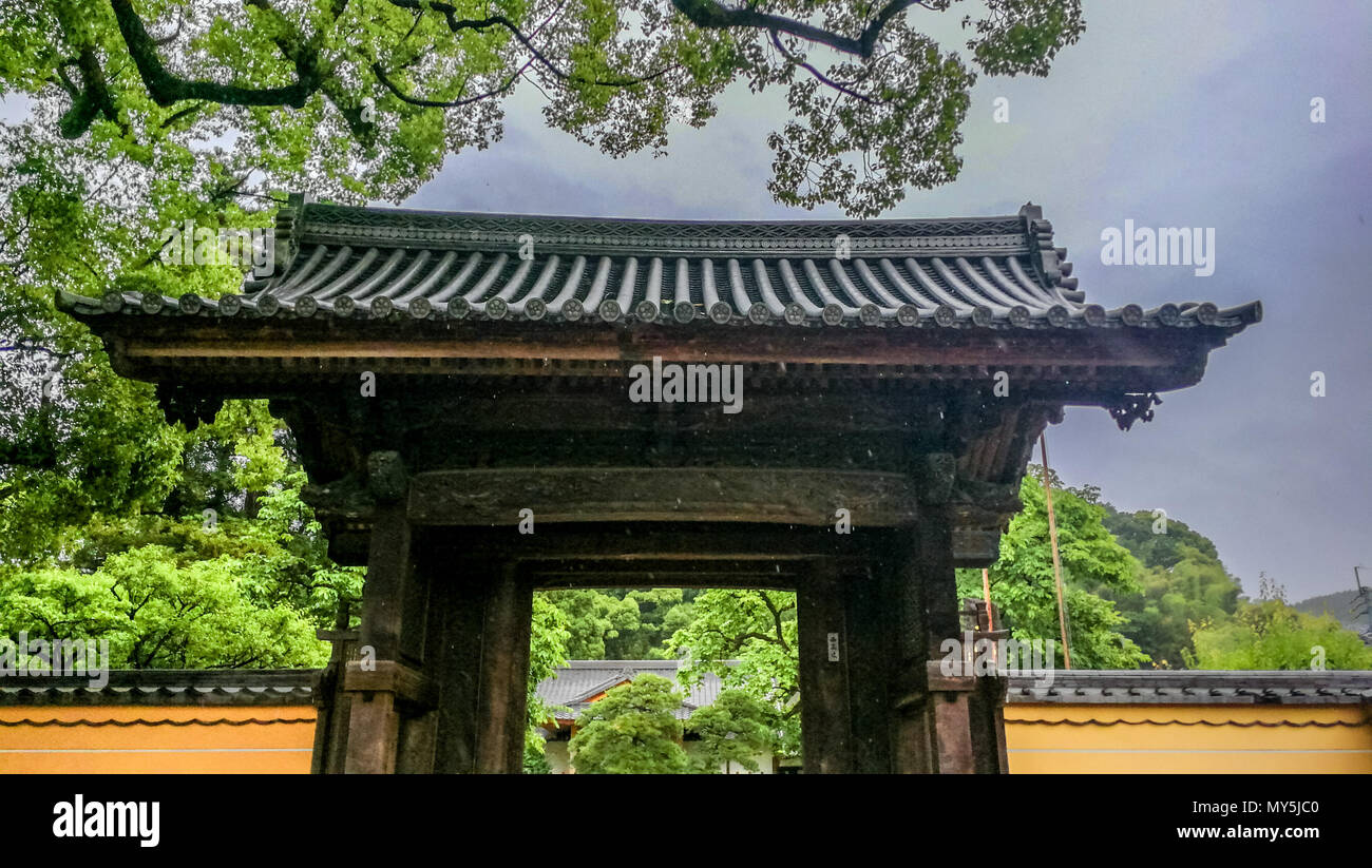 Fukuoka Fukuoka, Cina. Il 6 giugno, 2018. Dazaifu Tenman-gÃ…â" è un sacrario scintoista di Dazaifu, Prefettura di Fukuoka, Giappone. Essa è costruita sopra la tomba di Sugawara no Michizane (845Ã¢â'¬"903) ed è uno dei principali santuari dedicati a Tenjin, deificato forma di Michizane. Credito: SIPA Asia/ZUMA filo/Alamy Live News Foto Stock