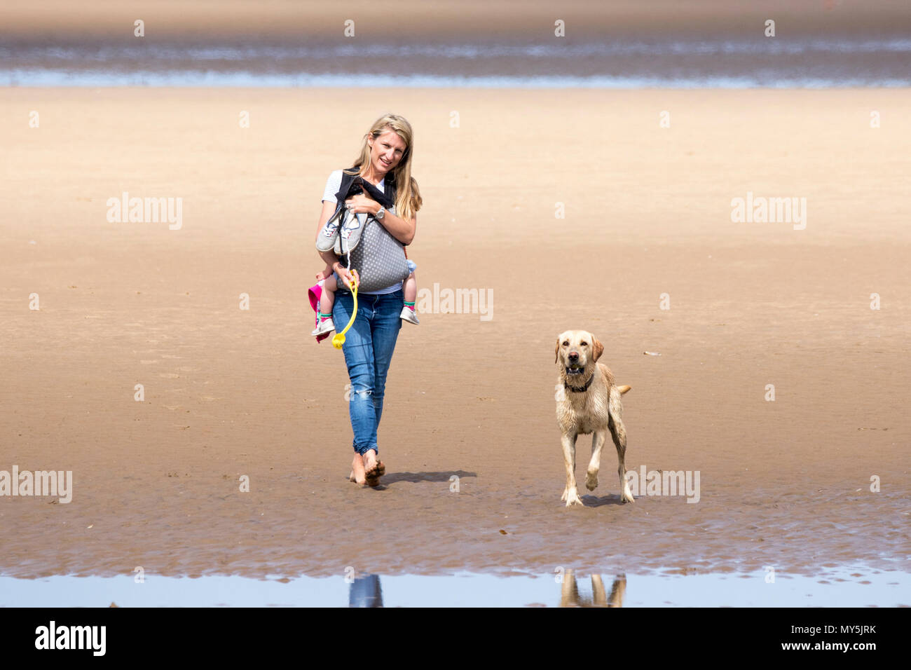 Southport, Merseyside. Il 6 giugno 2018. Regno Unito Meteo. La gente al mare in Southport godendo una giornata di belle il sole caldo e il cielo limpido su di una splendida estate nel pomeriggio. Credito: Cernan Elias/Alamy Live News Foto Stock