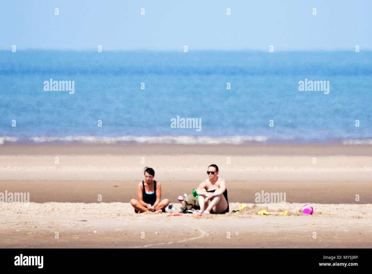 Southport, Merseyside. Il 6 giugno 2018. Regno Unito Meteo. La gente al mare in Southport godendo una giornata di belle il sole caldo e il cielo limpido su di una splendida estate nel pomeriggio. Credito: Cernan Elias/Alamy Live News Foto Stock