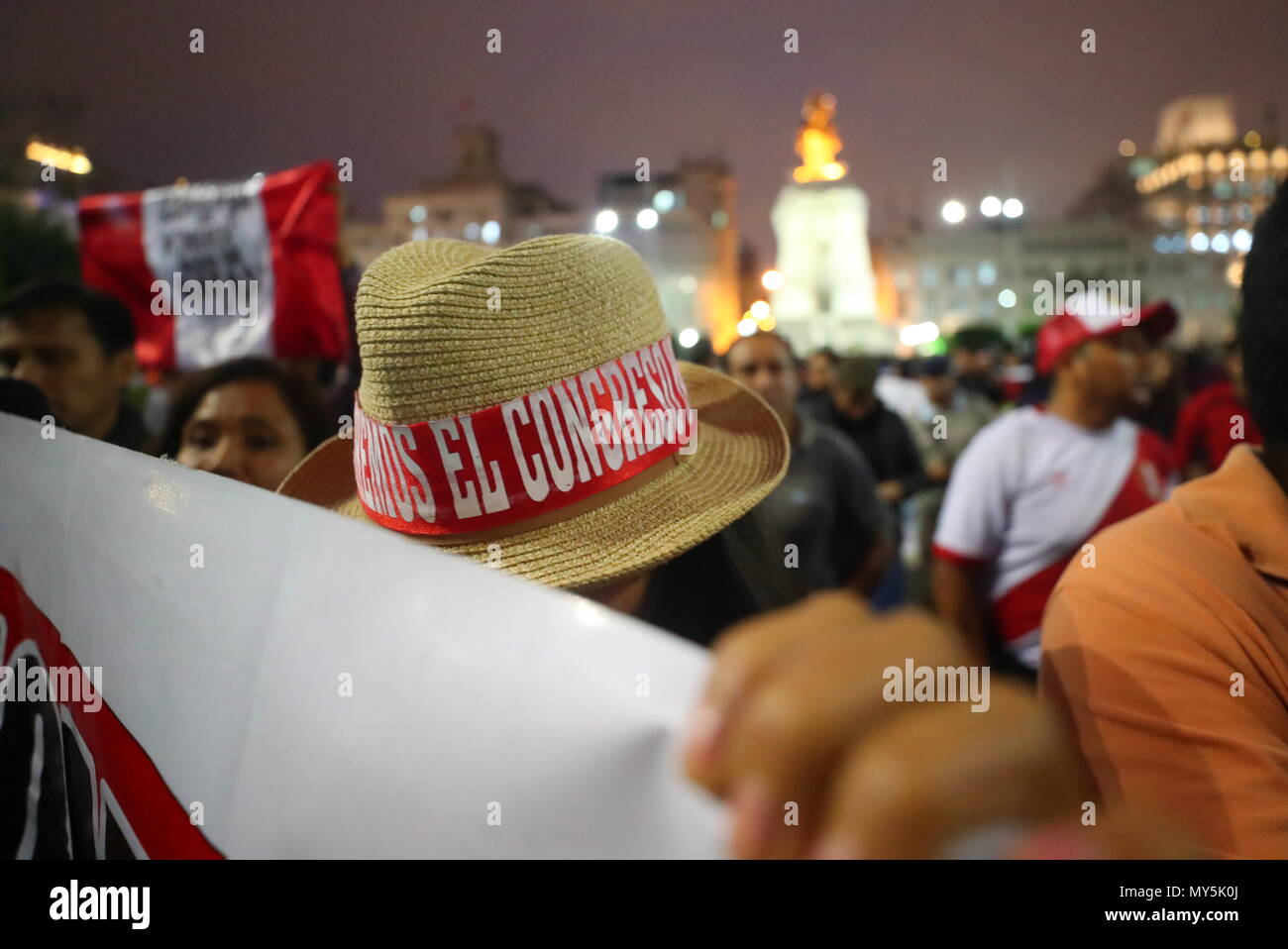 05 giugno 2018, del Perù, Lima: "Il Parlamento dovrebbe essere chiuso", ha detto un protestante durante una manifestazione di protesta contro la corruzione di fronte al Congresso. I parlamentari hanno chiesto un voto di sfiducia nei confronti del presidente del congresso. Egli è accusato di azione arbitraria nell'assunzione di personale. Foto: Geraldo cas/ Foto Stock