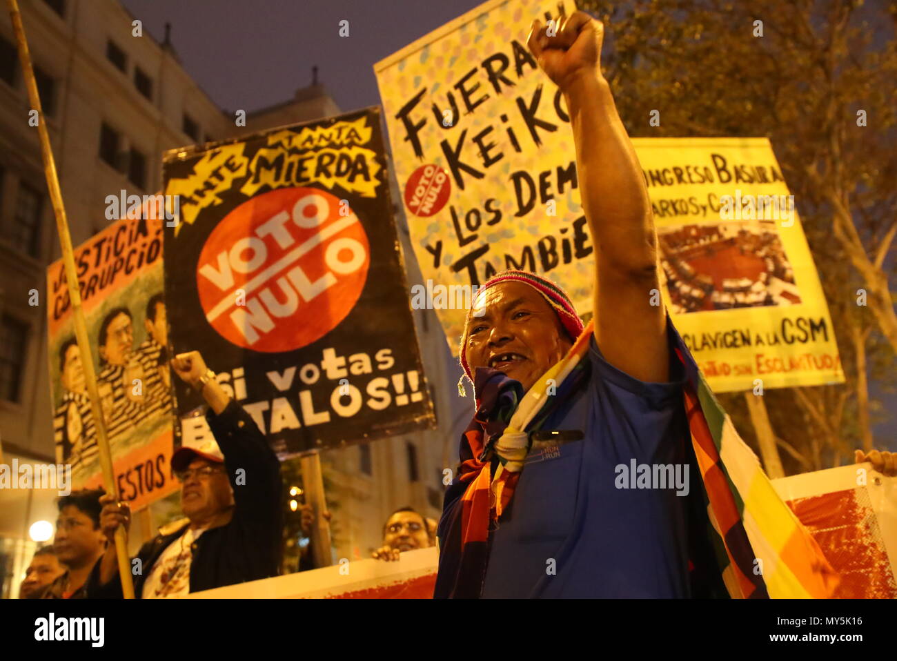 05 giugno 2018, del Perù, Lima: "Keiko ha per andare - e del resto troppo,' afferma il cartello di un dimostrante durante una manifestazione di protesta contro la corruzione di fronte al Congresso. La frase gioca sull'uomo politico influente Keiko Fujimori. I parlamentari hanno chiesto un voto di sfiducia nei confronti del presidente del congresso. Egli è accusato di azione arbitraria nell'assunzione di personale. Foto: Geraldo cas/ Foto Stock