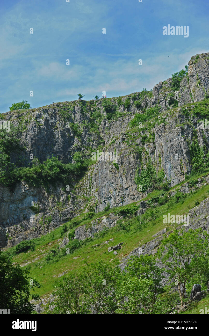 Il Cheddar, Somerset. Il 6 giugno, 2018. Regno Unito meteo. Giornata di sole a Cheddar. ,Con la possibilità di caduta massi si vedono persone in piedi sulla sommità del molto alta e il lungo cammino verso il basso cliff anteriore. Credito: Robert Timoney/Alamy Live News Foto Stock