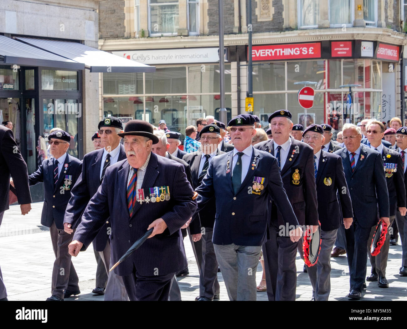 Newport Gwent, Wales, Regno Unito. Il 6 giugno, 2018. La parata annuale organizzata dalla Royal Welsh compagni unisce associazione gruppi gallese del British Legion e gli ex membri delle forze armate che desiderano ricordare l'invasione da parte delle forze alleate dell'Europa occupata il 6 giugno 1944. Su questo 74anniversario, scarpe erano brillava e medaglie lucidata prima della loro sfilavano con orgoglio e hanno marciato verso il basso il high st per il D-Day Memorial. Dopo che il servizio a breve la folla ha applaudito. © Credit: Signor Standfast/Alamy Live News Foto Stock