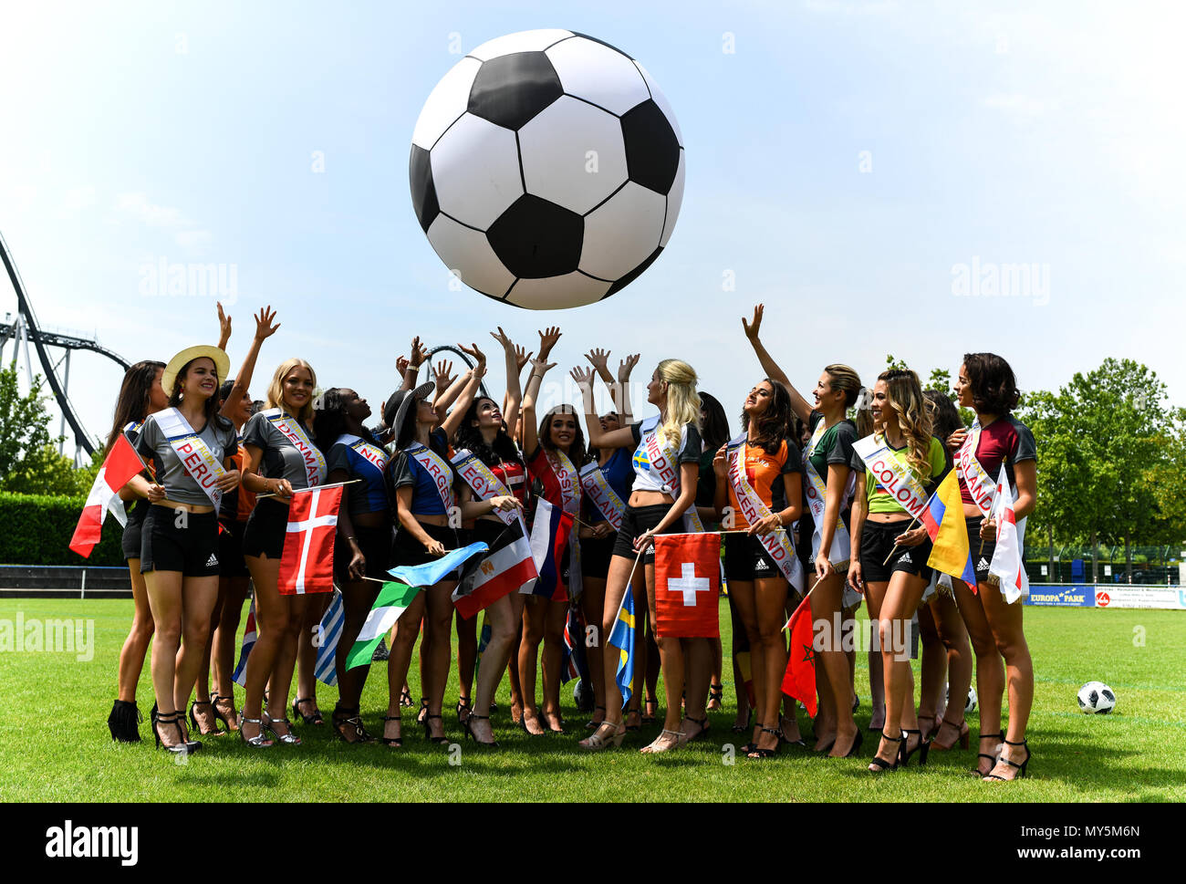 Ruggine, Germania. 6 Giugno, 2018. I partecipanti al 'Miss World Cup 2018' prendere una foto di gruppo a Europa-Park. Il 8 Giugno 2018 32 giovani donne provenienti dai paesi partecipanti alla Coppa del Mondo di calcio di competere nel concorso di bellezza contro l'altra. Foto: Patrick Seeger/dpa Credito: dpa picture alliance/Alamy Live News Foto Stock