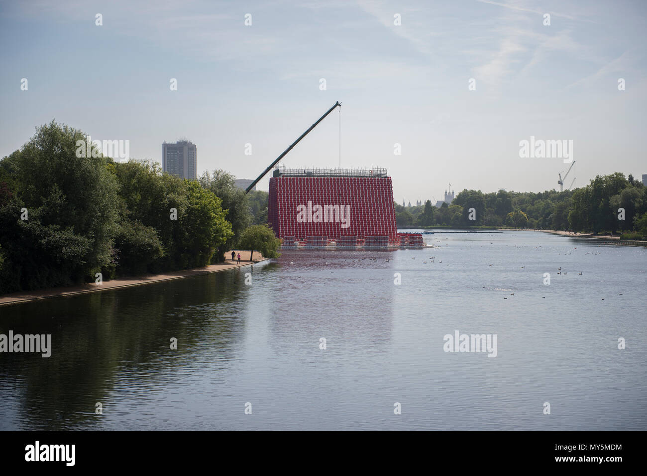 Il Lago Serpentine, Hyde Park, London, Regno Unito. Il 6 giugno, 2018. Un temporaneo vasto floating scultura di Christo, intitolato Mastaba, si avvicina al completamento di Hyde Park e dalla funzione 18 Giugno - 23 settembre 2018 coincidente con una mostra presso la serpentina gallerie di Christo e Jeanne-claude di lavoro. La scultura piattaforma galleggiante è realizzato in polietilene ad alta densità di cubetti detenute con ancore ponderato, con un peso totale di circa 500 tonnellate. Credito: Malcolm Park/Alamy Live News. Foto Stock