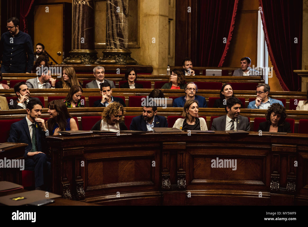 Barcellona, Spagna. 6 Giugno 2018: i membri della recente costruzione Governo Catalano riempire la prima fila nella sala plenaria durante una sessione al Parlamento catalano Credito: Matthias Oesterle/Alamy Live News Foto Stock