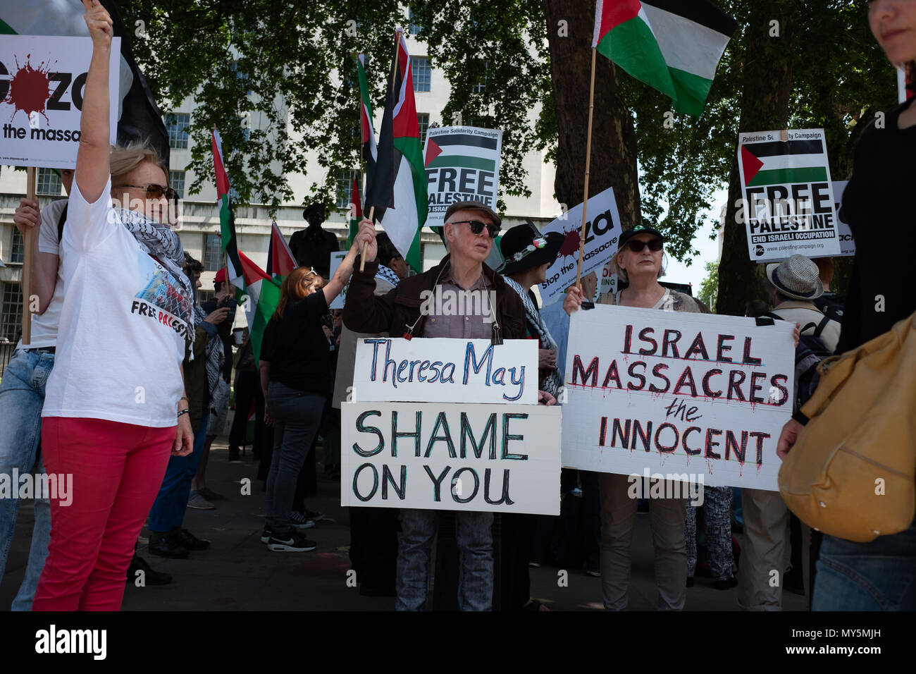 Dimostrazione esterna di Downing Street. Dimostrazione organizzata per protestare contro la visita del Primo Ministro israeliano Benjamin Netanyahu a Londra. Foto Stock