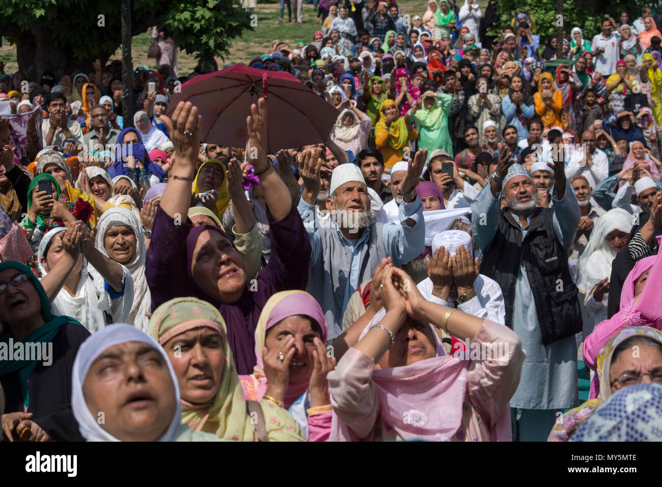 Kashmir donne musulmano devoto prega, a Hazratbal santuario per contrassegnare la morte anniversario dell Imam-e- Ali, il cugino e genero del Profeta Maometto in Srinagar, la capitale estiva di Indiano Kashmir amministrato, India. I musulmani di tutto il Kashmir visitare il santuario Dargah nell'area Hazratbal di Srinagar per contrassegnare l anniversario della morte del califfo, cugino e genero del Profeta Maometto. Il santuario è molto venerata dai musulmani del Kashmir come si è creduto per alloggiare una sacra reliquia del Profeta Maometto. La reliquia è visualizzato per i devoti su importanti islamiche giorni. I MUSULMANI Foto Stock