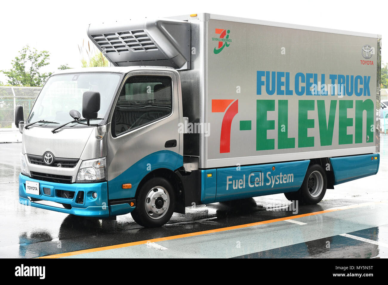 Tokyo. Il 6 giugno, 2018. Foto scattata il 6 giugno 2018 mostra Toyota Motor Corp la cella a combustibile idrogeno autocarro per il progetto pilota con Seven-Eleven a Tokyo in Giappone. Credito: Hua Yi/Xinhua/Alamy Live News Foto Stock
