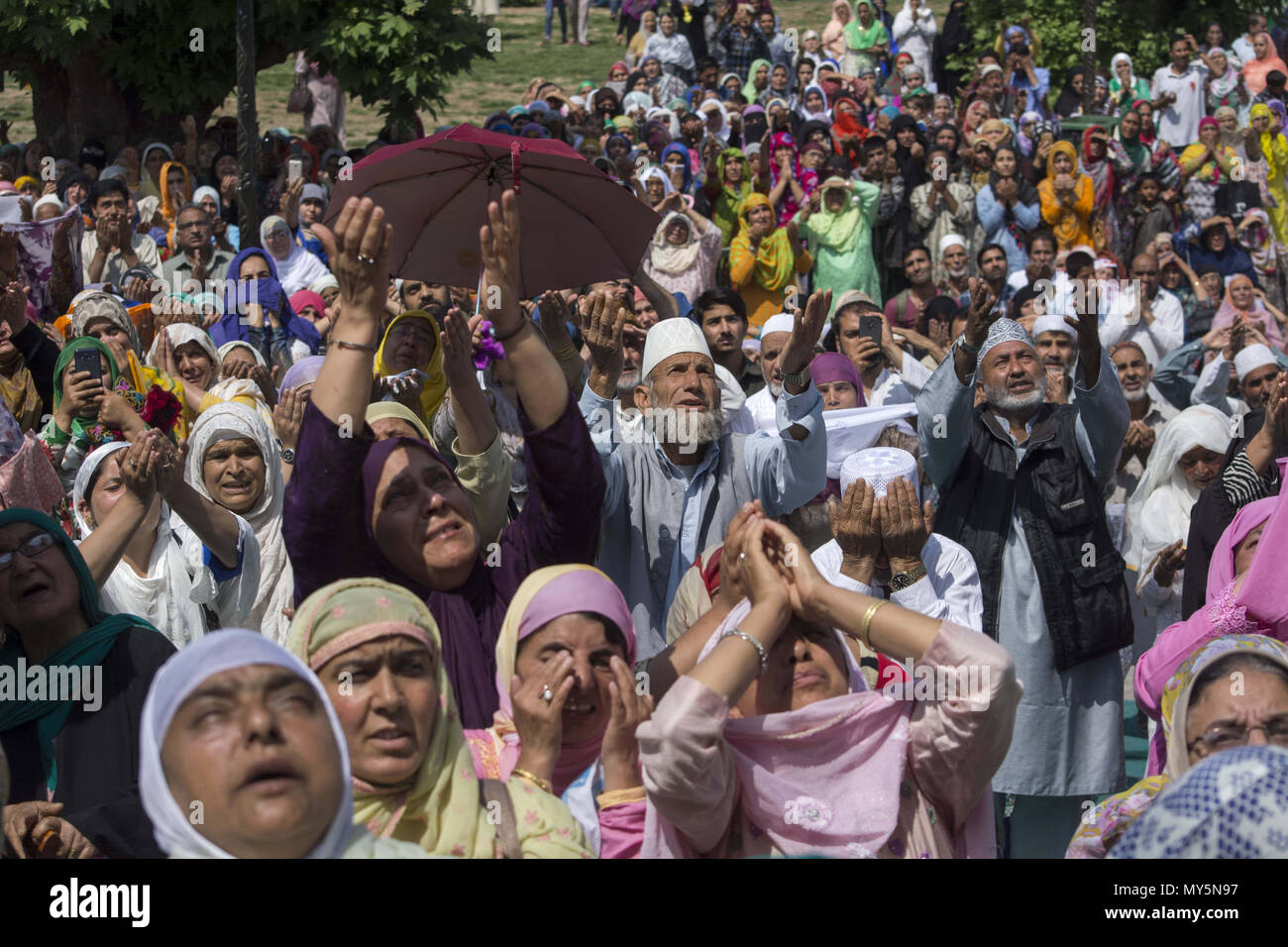 6 giugno 2018 - Budgam, Jammu e Kashmir India - Kashmir donne musulmano devoto prega, a Hazratbal santuario per contrassegnare la morte anniversario dell Imam-e- Ali, il cugino e genero del Profeta Maometto in Srinagar, la capitale estiva di Indiano Kashmir amministrato, India. I musulmani di tutto il Kashmir visitare il santuario Dargah nell'area Hazratbal di Srinagar per contrassegnare l anniversario della morte del califfo, cugino e genero del Profeta Maometto. Il santuario è molto venerata dai musulmani del Kashmir come si è creduto per alloggiare una sacra reliquia del Profeta Maometto. La reliquia è visualizzato per TH Foto Stock