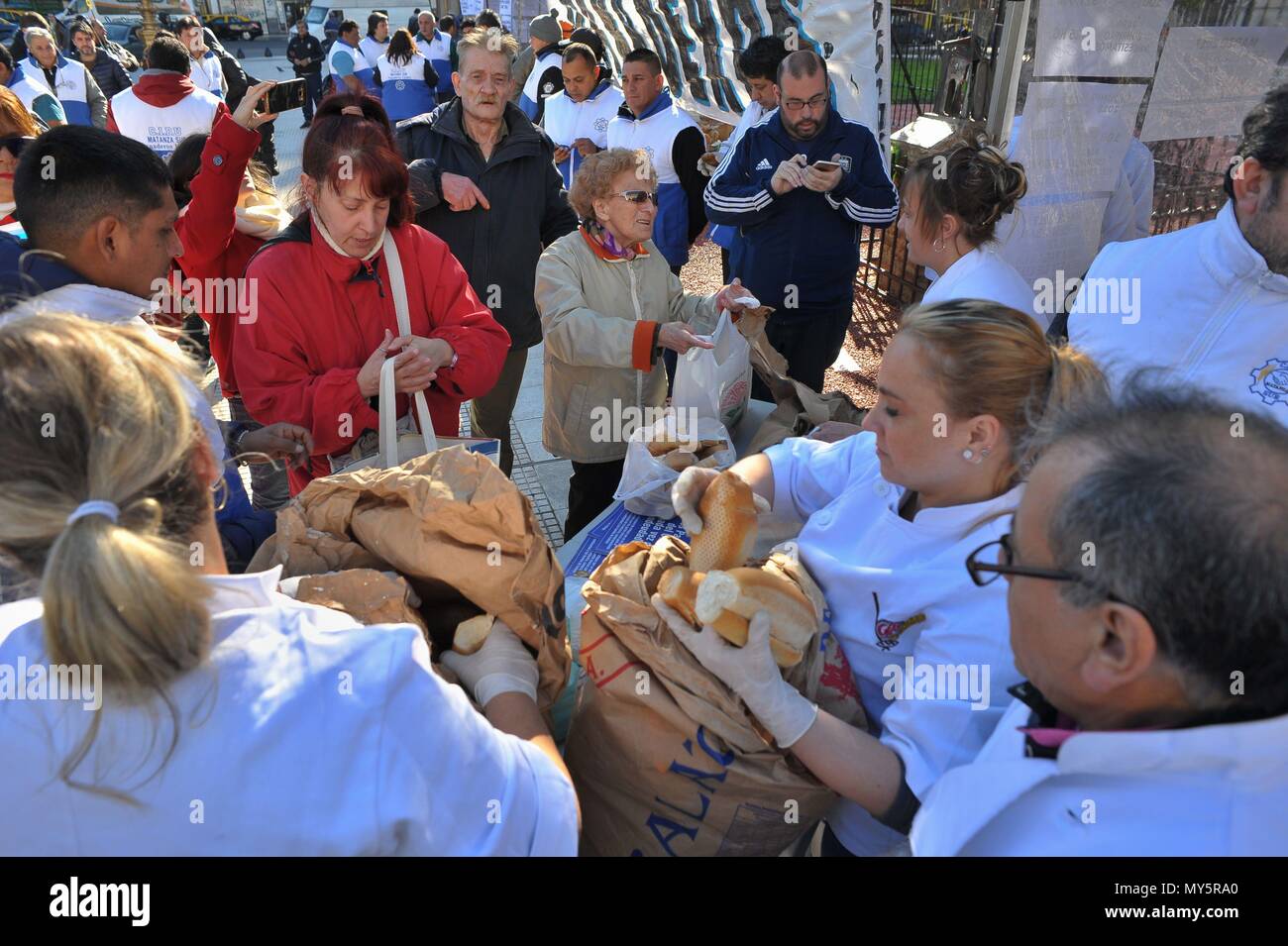 Buenos Aires, Buenos Aires, Argentina. Il 6 giugno, 2018. Protestando l'aumento del prezzo della farina, proprietari e lavoratori di panetterie distribuiti 2kg di pane gratuito di centinaia di persone davanti al Congresso Nazionale. Credito: Patricio Murphy/ZUMA filo/Alamy Live News Foto Stock