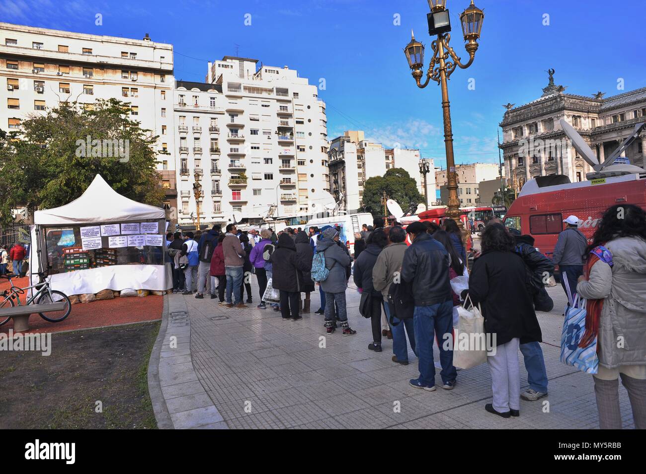 Buenos Aires, Buenos Aires, Argentina. Il 6 giugno, 2018. Protestando l'aumento del prezzo della farina, proprietari e lavoratori di panetterie distribuiti 2kg di pane gratuito di centinaia di persone davanti al Congresso Nazionale. Credito: Patricio Murphy/ZUMA filo/Alamy Live News Foto Stock