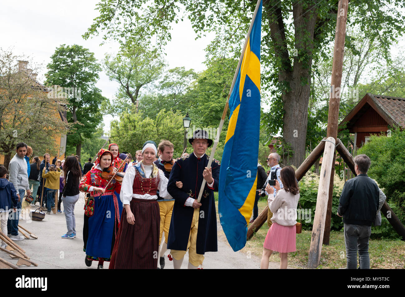 Stoccolma, Svezia, 6 giugno 2018. La Svezia e la celebrazione della festa nazionale a Skansen, Stoccolma. Festività pubblica in Svezia e in svedese tradizionale Giornata Nazionale 6 giugno festa al più antico del mondo open-air museum - Skansen. Credito: Barbro Bergfeldt/Alamy Live News Foto Stock