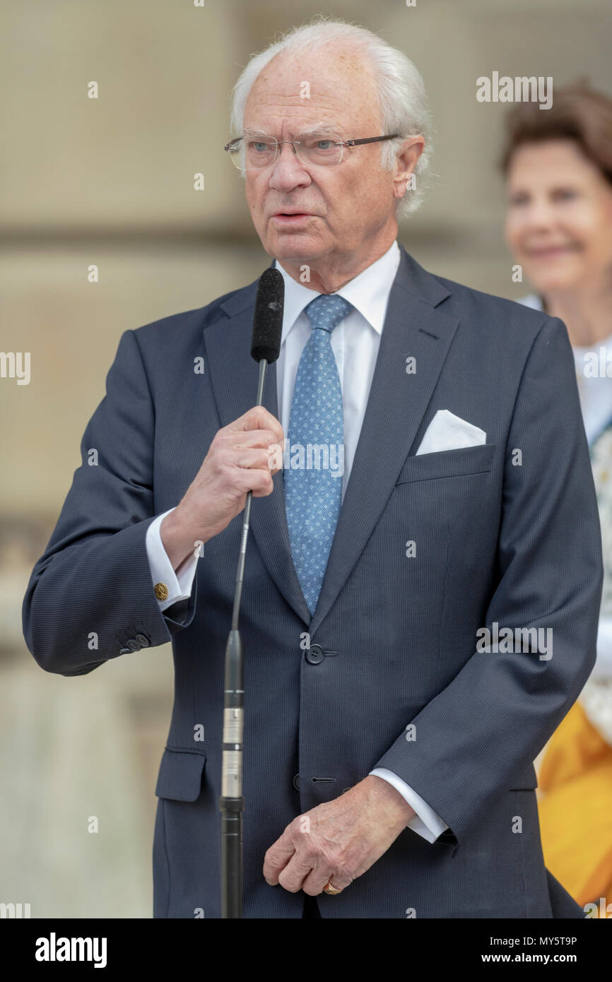 Stoccolma, Svezia. Il 6 giugno, 2018. Nazionale svedese per la giornata con re Carl XVI e la Regina Silvia all'apertura cermony Stoccolma castello reale per il pubblico. Credito: Stefan Holm/Alamy Live News Foto Stock