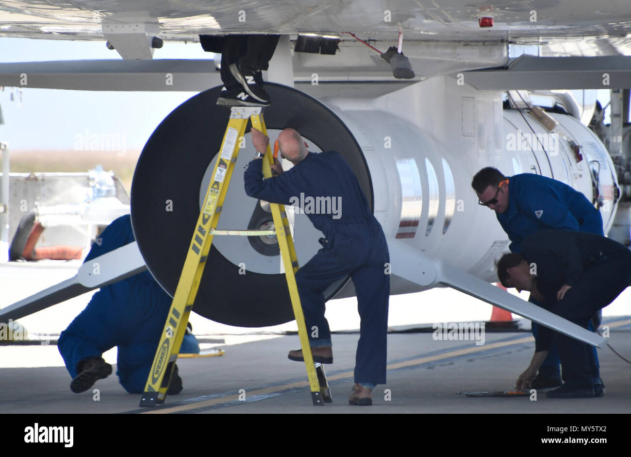 6-6-18. Vandenberg AFB, ca. Gli equipaggi fare la preparazione finale su un L-1011 Stargazer chiamato da Orbital/ATK come esso ha preso il largo con un aria-lanciato ATK orbitale Pegasus XL rocket distribuire la NASA il collegamento ionosferico Explorer (ICONA) via satellite di mercoledì. Icona sarà lo studio della ionosfera, una regione di massa superiore dell'atmosfera terrestre dove meteo soddisfa le condizioni metereologiche nello spazio.Il piano sarà in grado di volare per le isole Hawaii prima per un giorno e poi su a. Kwajalein, Isole Marshall erano si lancerà su Giugno 14th. Foto da Gene Blevins/LA/DailyNews SCNG/ZumaPress Credit: Gene Blevins/ZUMA filo/Alamy Live News Foto Stock