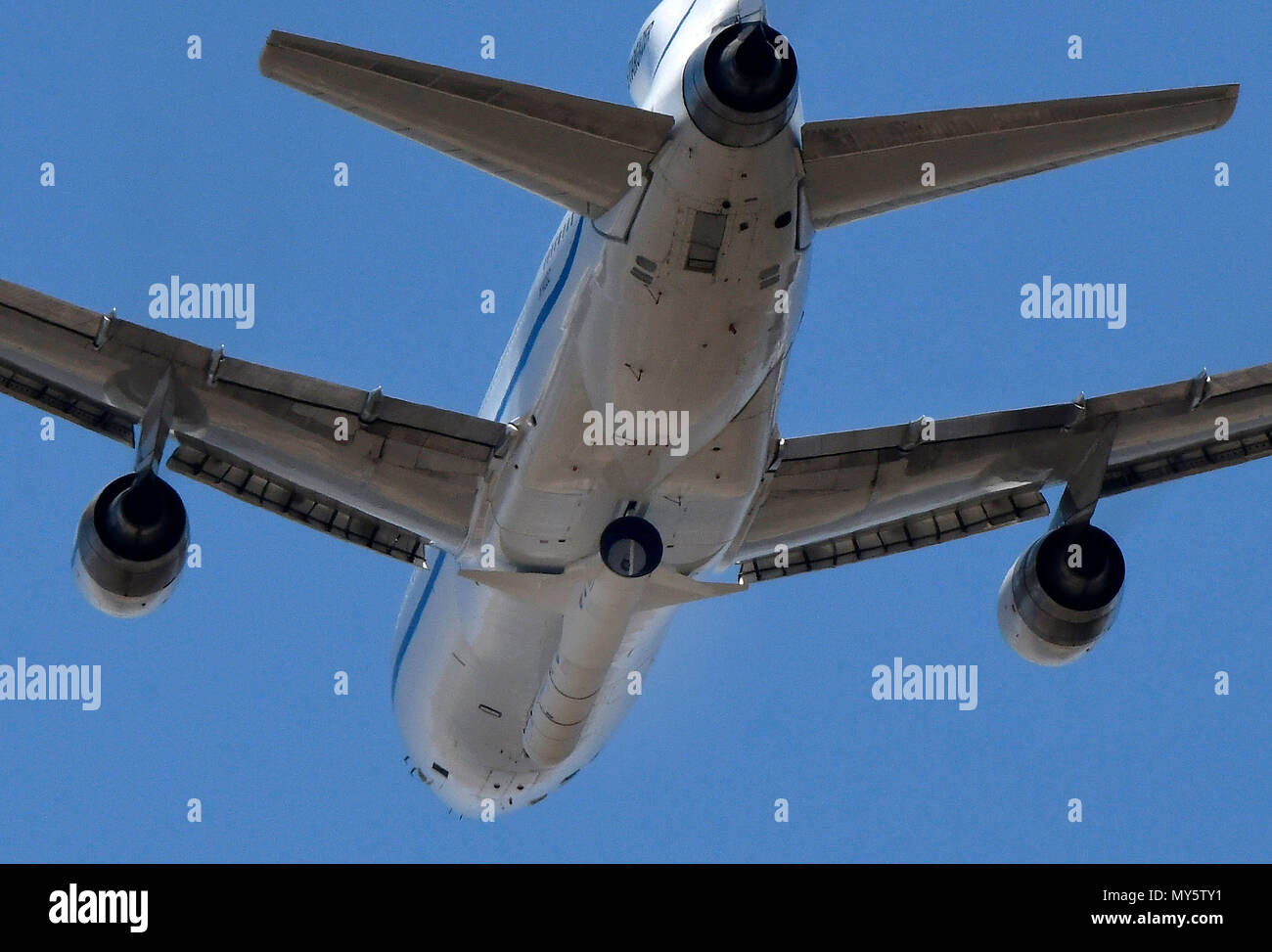 6-6-18. Vandenberg AFB, ca. Un L-1011 Stargazer chiamato da Orbital/ATK prende il largo con un aria-lanciato ATK orbitale Pegasus XL rocket distribuire la NASA il collegamento ionosferico Explorer (ICONA) via satellite di mercoledì. Icona sarà lo studio della ionosfera, una regione di massa superiore dell'atmosfera terrestre dove meteo soddisfa le condizioni metereologiche nello spazio.Il piano sarà in grado di volare per le isole Hawaii prima per un giorno e poi su a. Kwajalein, Isole Marshall erano si lancerà su Giugno 14th. Foto da Gene Blevins/LA/DailyNews SCNG/ZumaPress Credit: Gene Blevins/ZUMA filo/Alamy Live News Foto Stock