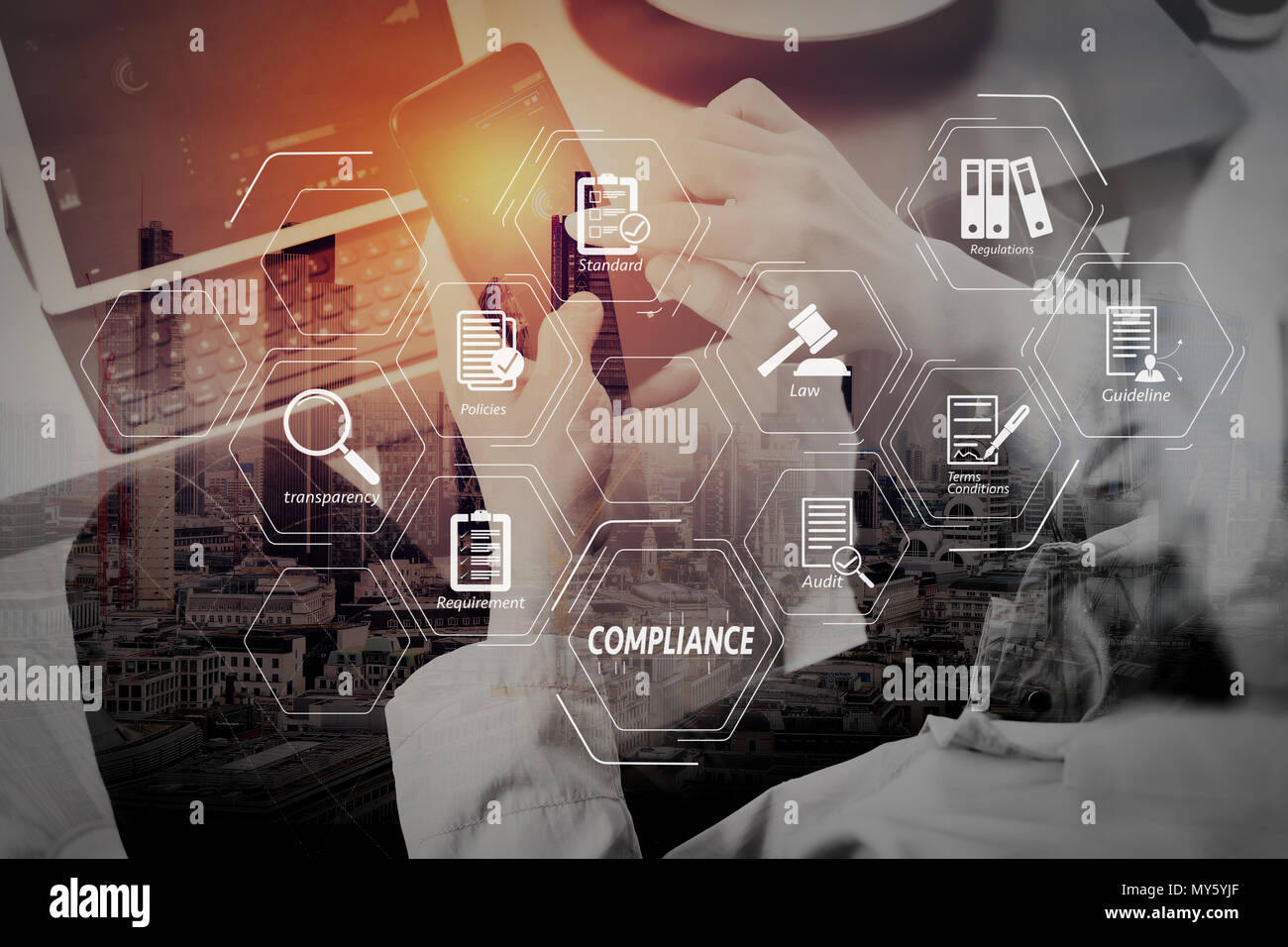 Conformità schema virtuale di regolamenti, leggi, norme, esigenze e audit.mano utilizzando smart phone e digital computer tablet per banki online Foto Stock