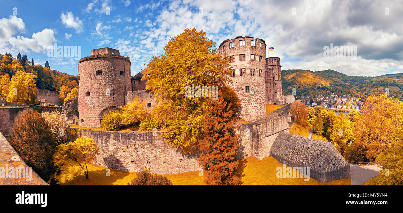Le rovine del castello di Heidelberg (Heidelberger Schloss) in autunno. Questa immagine panoramica è stato realizzato a Heidelberg, Germania. Foto Stock