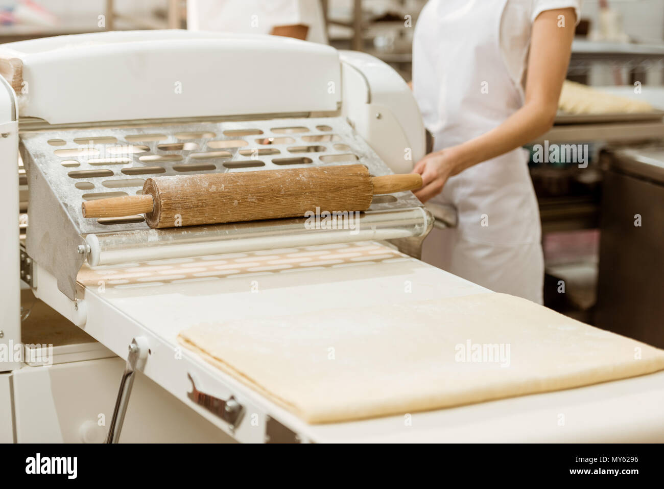 Ritagliato shot femminile di baker con elenco impasto crudo sulla fabbricazione di cottura Foto Stock