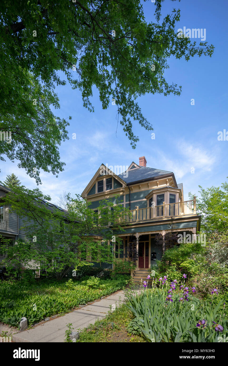 Vecchia casa in legno di acero Avenue, Cambridge, Massachusetts, STATI UNITI D'AMERICA Foto Stock