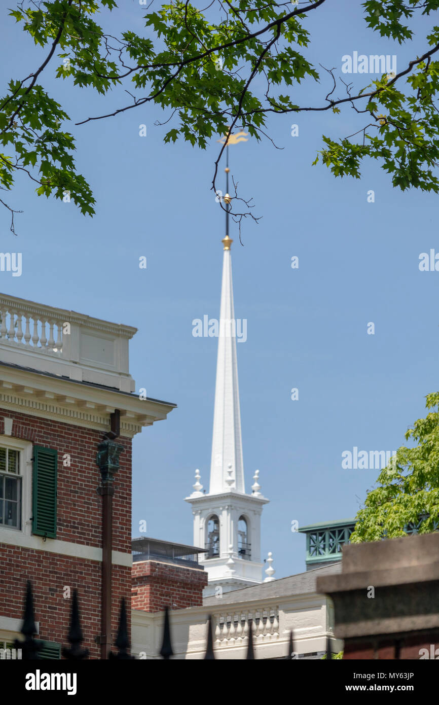 La guglia della chiesa commemorativa di Harvard University di Harvard Yard, come si vede dal Quuincy Street, Cambridge, Massachusetts, STATI UNITI D'AMERICA Foto Stock