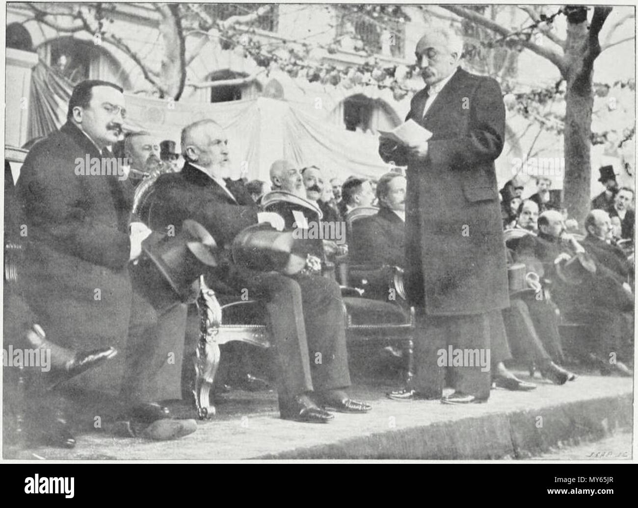 . Français : 'inaugurazione du Monument de la place Victor-Hugo. [26/02/1902] Discours de M. de stessi, Prefetto de la Seine." (Premier rang : Louis Dausset président du Conseil Municipal de Paris - Émile Loubet, Président de la République française - Justin de stessi (debout), Prefetto de la Seine - Paul Deschanel (partiellement caché), Président de la chambre des deputati - Paul Meurice (caché, derrière De stessi) - Georges Leygues, ministre de l'istruzione publique - Adrien Veber, président du Conseil général de la Seine). 1902. Bouffar 256 Inaugurazione monumento Hugo Foto Stock