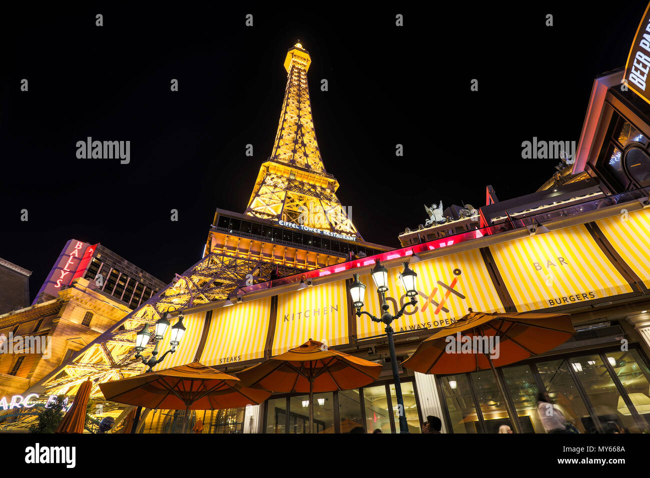 Las Vegas, Nevada - 27 Maggio 2018 : facciata di Paris Las Vegas hotel e casino di notte in Las Vegas strip Foto Stock