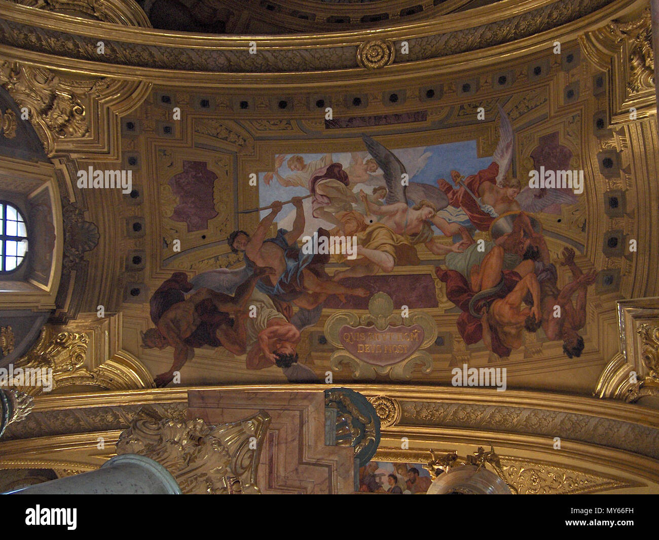 . "Lotta degli angeli", affresco della bottega di Andrea Pozzo (1703) sulla prima campata della volta; Jesuitenkirche, Vienna . Il 20 giugno 2006. Georges Jansoone 561 Wien.Jesuitenkirche05 Foto Stock