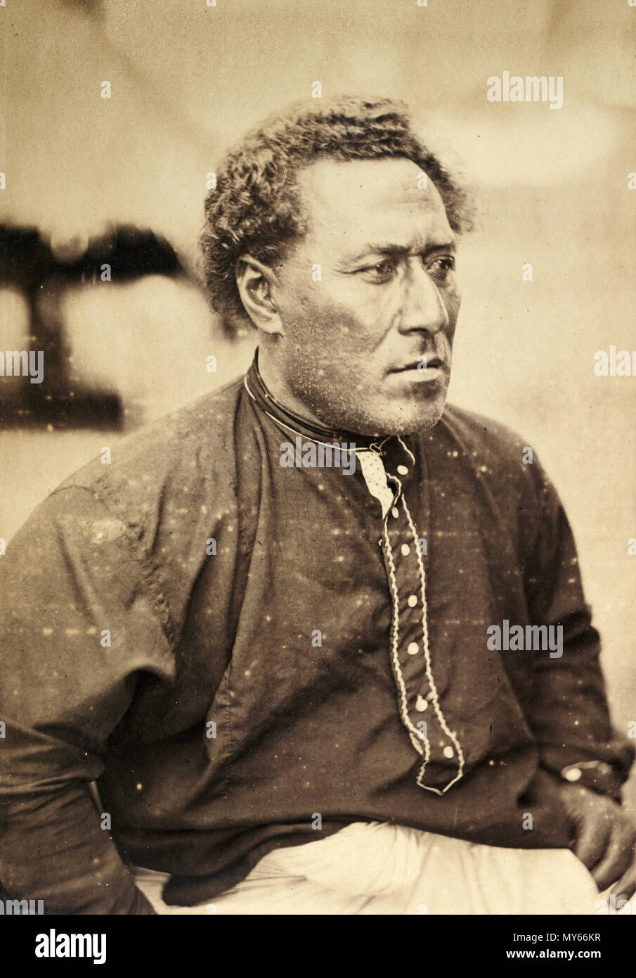 . Inglese: Ritratti di 'Governatore Tungi'. Fotografie scattate, probabilmente dal caporale C Newbold, tra il 19 e 22 luglio 1874. Il viaggio di H.M.S. Challenger (1872-1876) è stato finanziato dal governo britannico per scopi scientifici e sembra essere stata la prima spedizione per trasportare un fotografo ufficiale nonché un artista ufficiale. Tra il 19 e 22 luglio 1874. Frederick Hodgeson, fotografo ufficiale a bordo H.M.S. Challenger a tempo [1] 217 Governatore Tungi, durante la spedizione di Challenger, 1874 Foto Stock