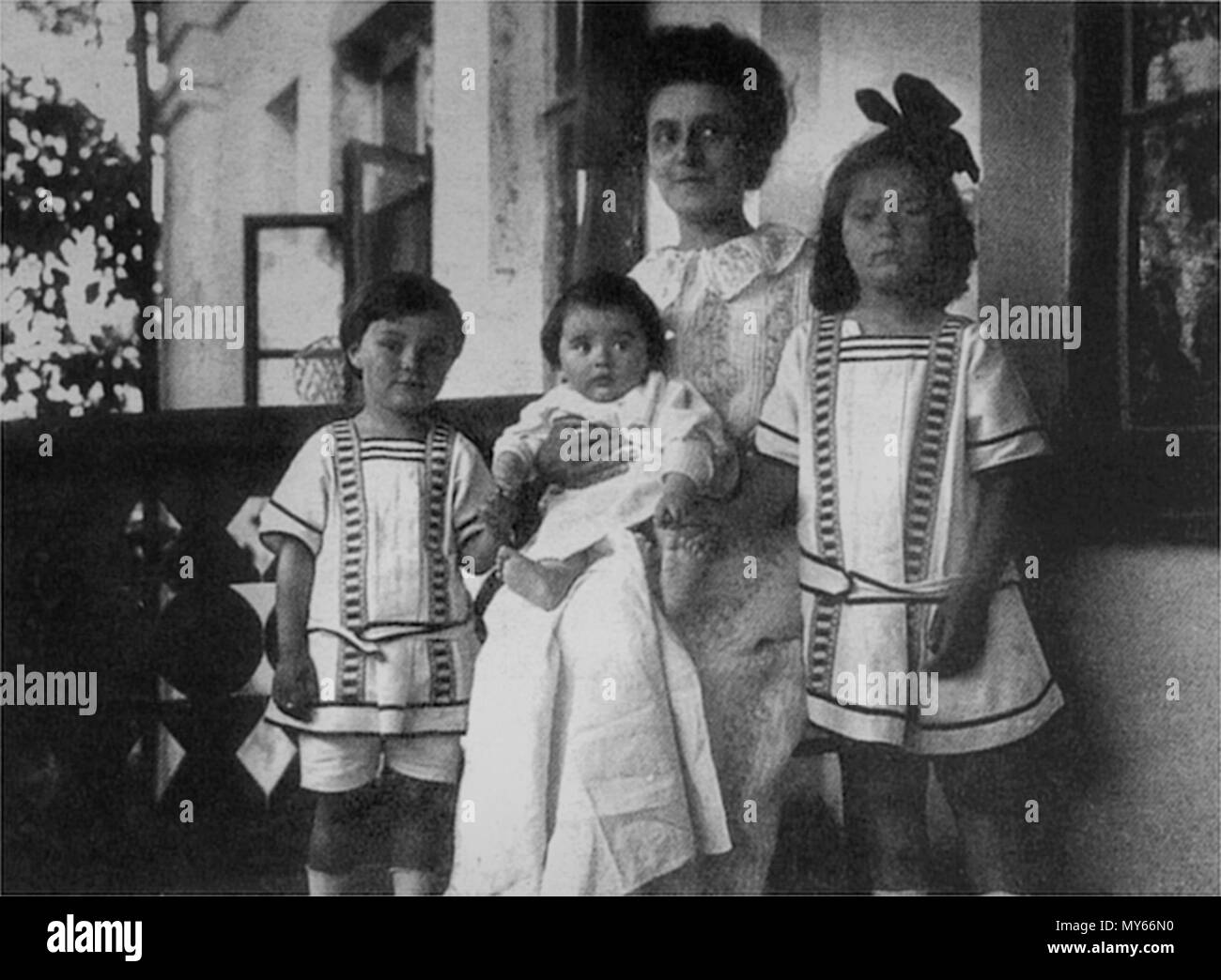. Русский: Татьяна Шлёцер с детьми: Ариадна, Юлиан, Марина (на руках). Лето 1912 (?) . 1912. Sconosciuto 514 Tatiana Schloezer con bambini, 1912 Foto Stock