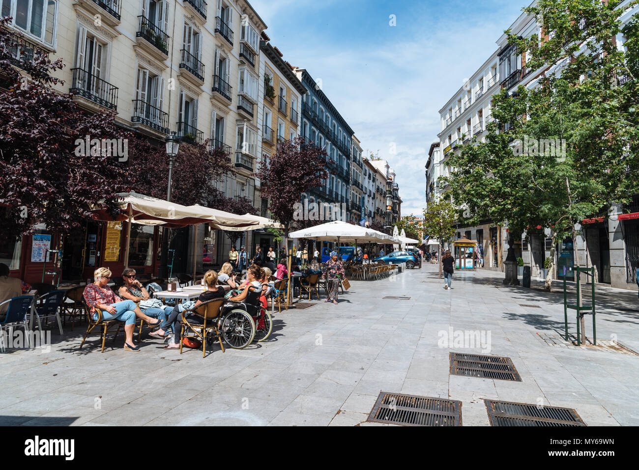 Madrid, Spagna - 2 Giugno 2018: Street View di Las Letras o trimestre letteraria in Madrid. Caffetterie in piazza di angelo Foto Stock