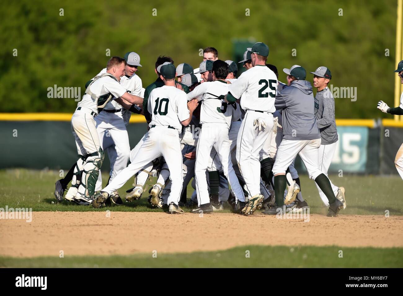 I giocatori festeggiare sul campo immediatamente a seguito di una partita di baseball vittoria sul rivale della loro scuola. Stati Uniti d'America. Foto Stock