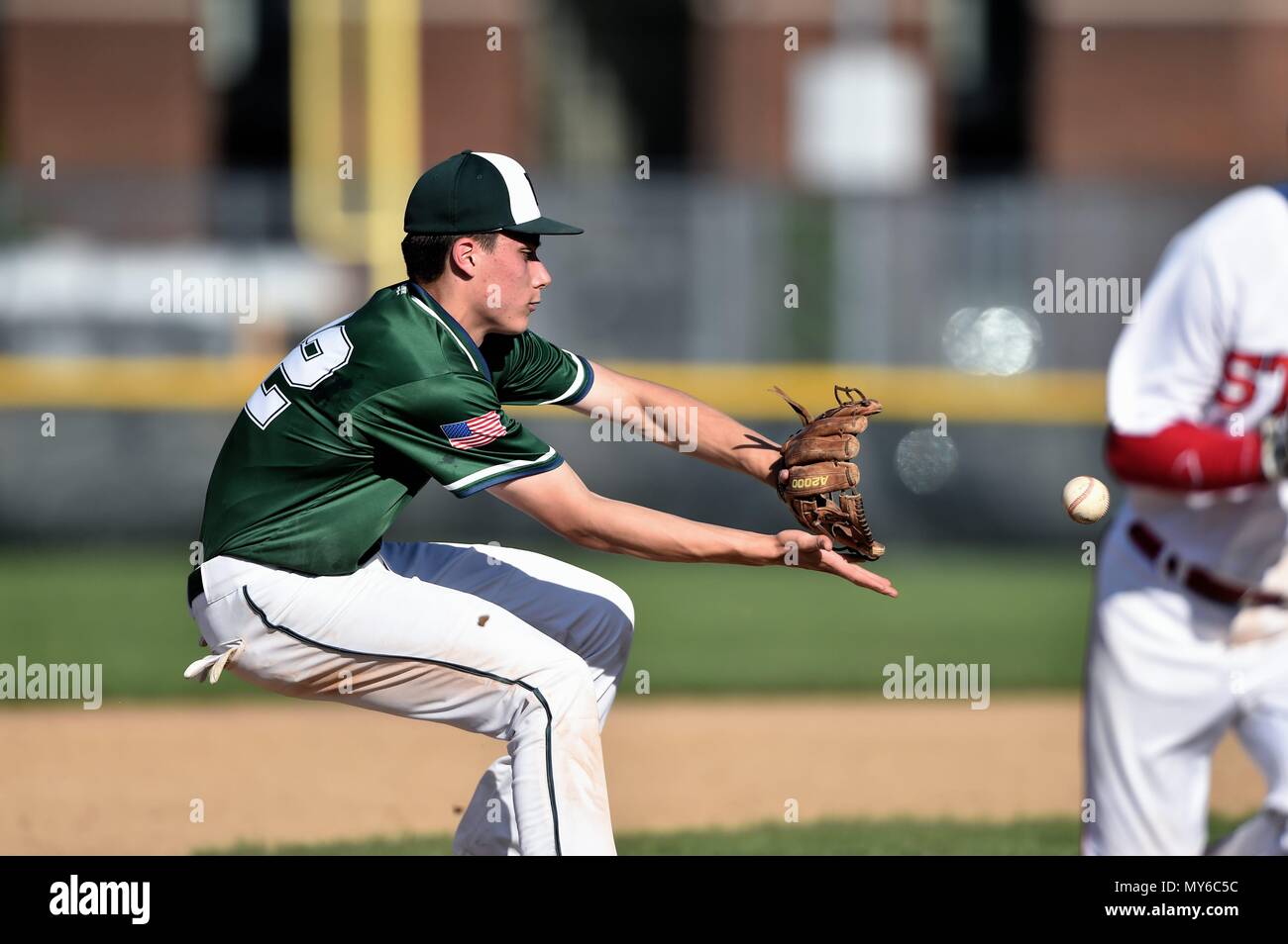 Interbase fielding una sfera di massa prima di gettare la pastella in prima base. Stati Uniti d'America. Foto Stock