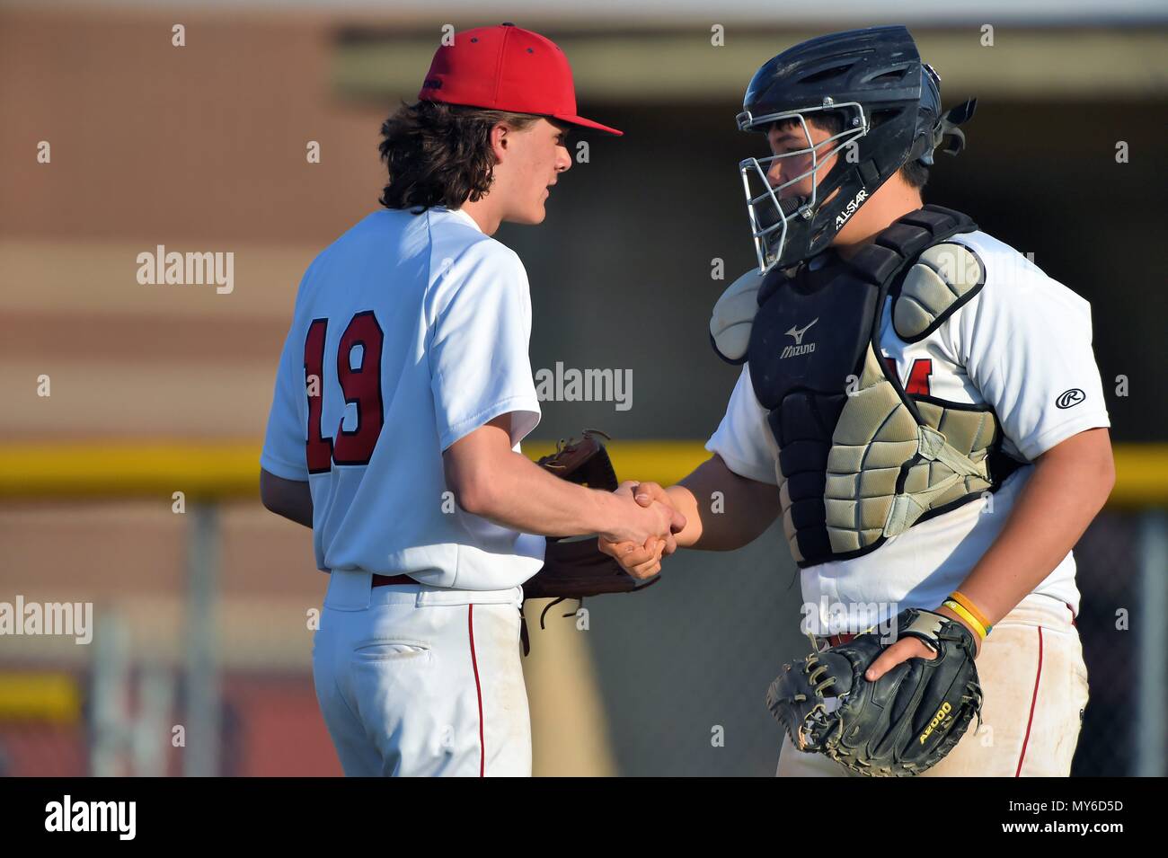 Brocca essendo congratulato da suo catcher e compagno di batteria che aveva appena catturato il pitcher's no-hitter. Stati Uniti d'America. Foto Stock