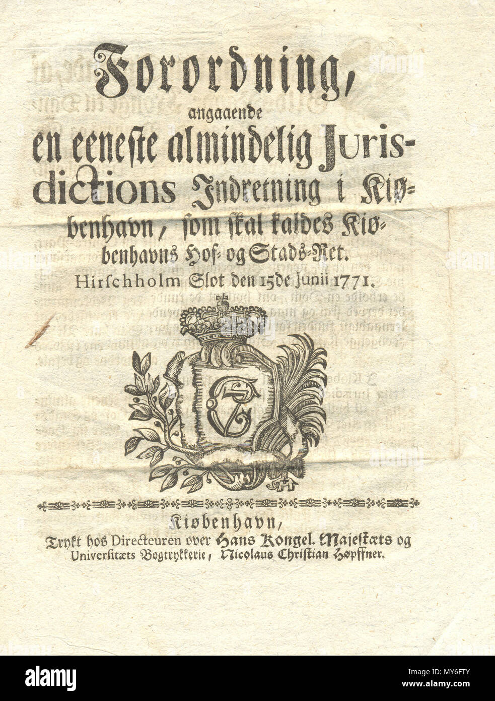 . Dansk: Forordning, angaaende en almindelig eeneste giurisdizioni Indretning ho Kiøbenhavn, som skal kaldes Kiøbenhavns Hof- og Stads-Ret. Slot Hirschholm den 15de Junii 1771. Forsiden af den originale forodning indført sotto Struensees stire. 29 ottobre 2012, 14:54:05. Danske Kancelli 183 Forordning om Hof og Stadsretten 1770 Foto Stock