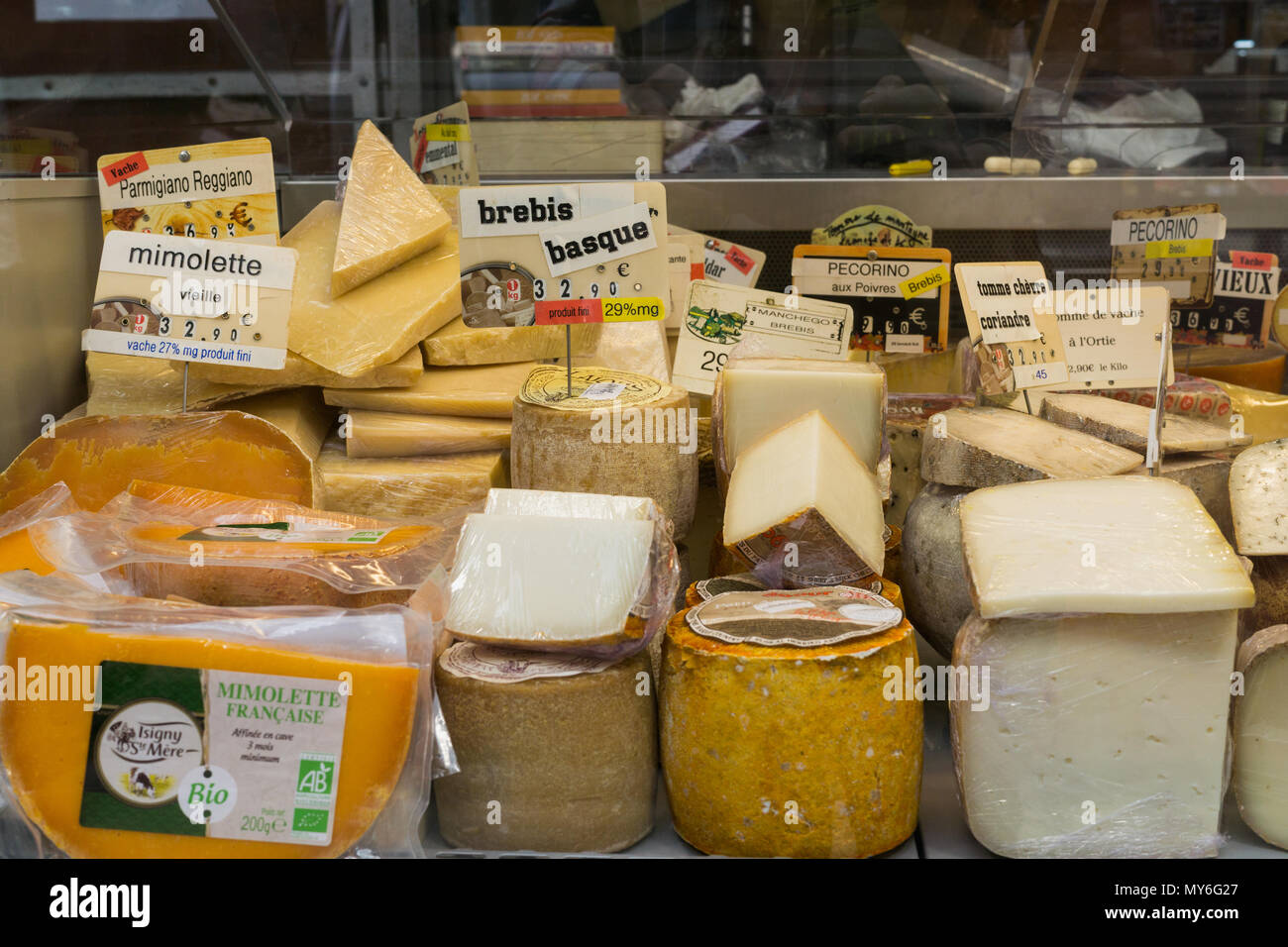 Il formaggio sul display in una Parigi negozio di formaggi (fromagerie, Francia). Foto Stock