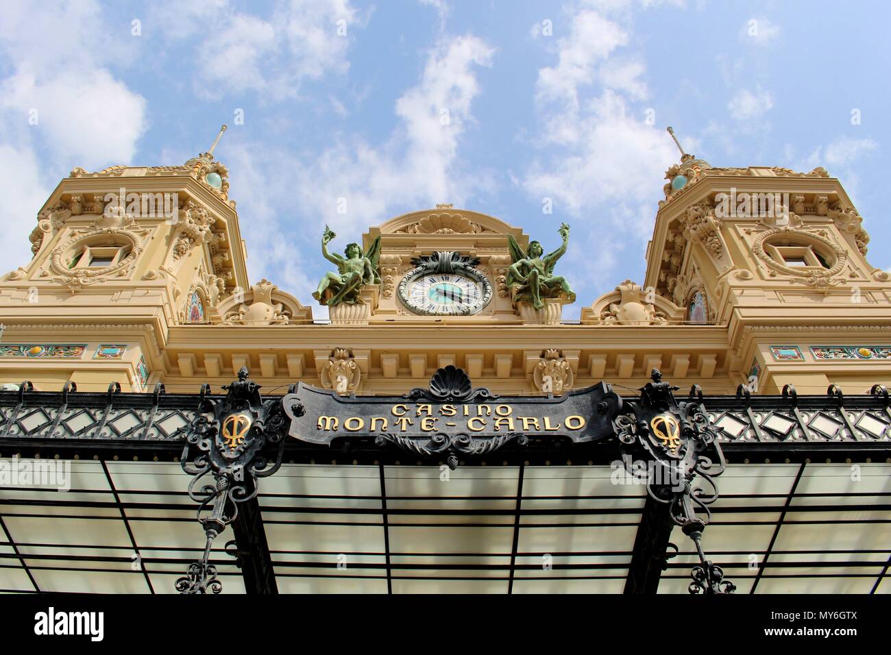 Il Casinò di Monte Carlo è un esclusivo stile Belle Époque casino. Questo leggendario stabilimento è stato costruito nel 1893 da Charles Garnier. Foto Stock