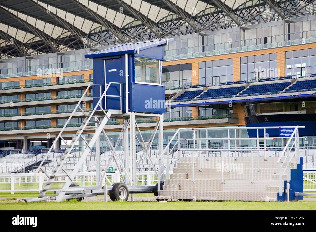Steward Casella di fronte alla "nuova" stand presso il Royal Ascot Racecourse Foto Stock