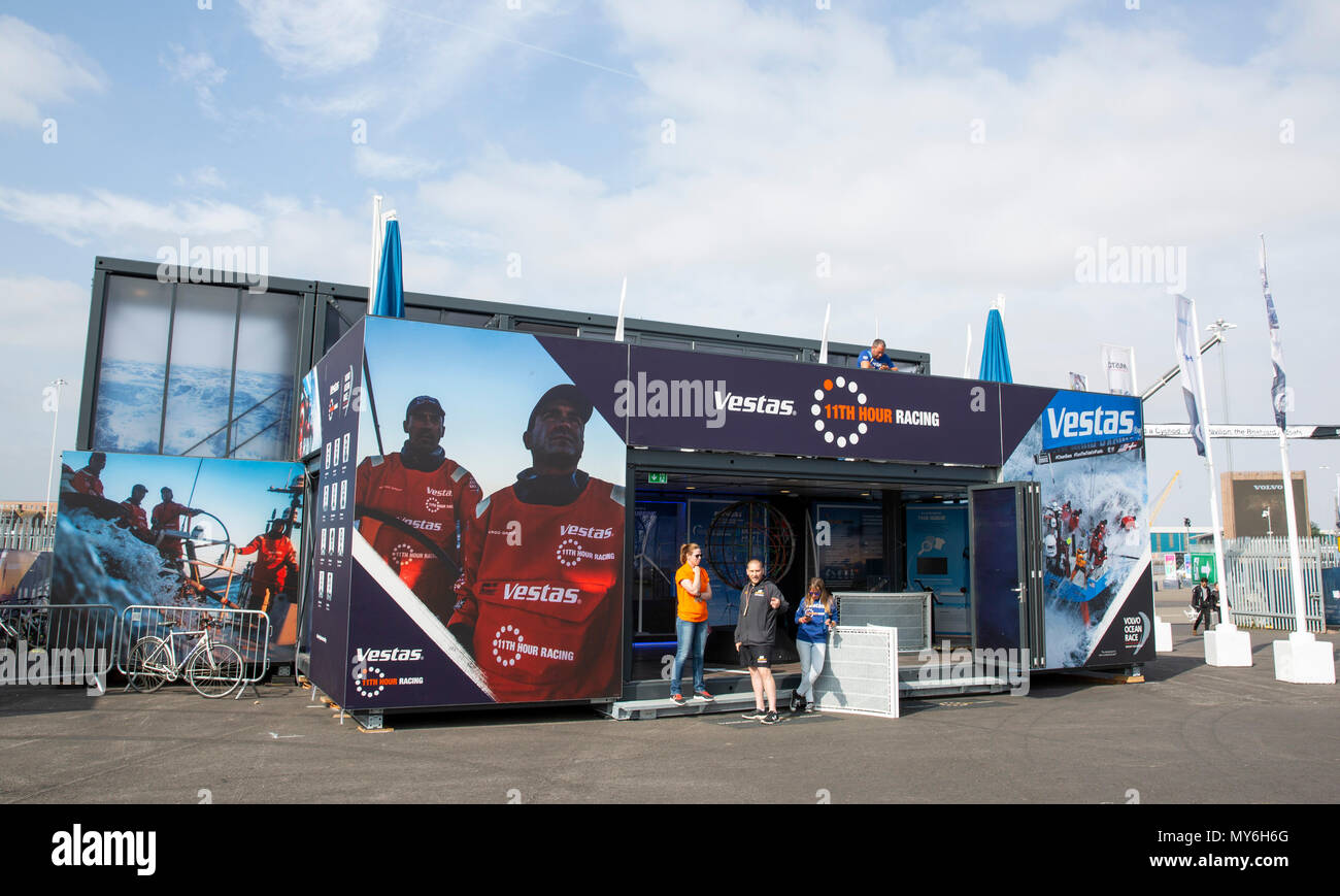 La Vestas undicesima ora Racing stand alla Volvo Ocean Race villaggio nella Baia di Cardiff Barrage, Giugno 2018. Foto Stock