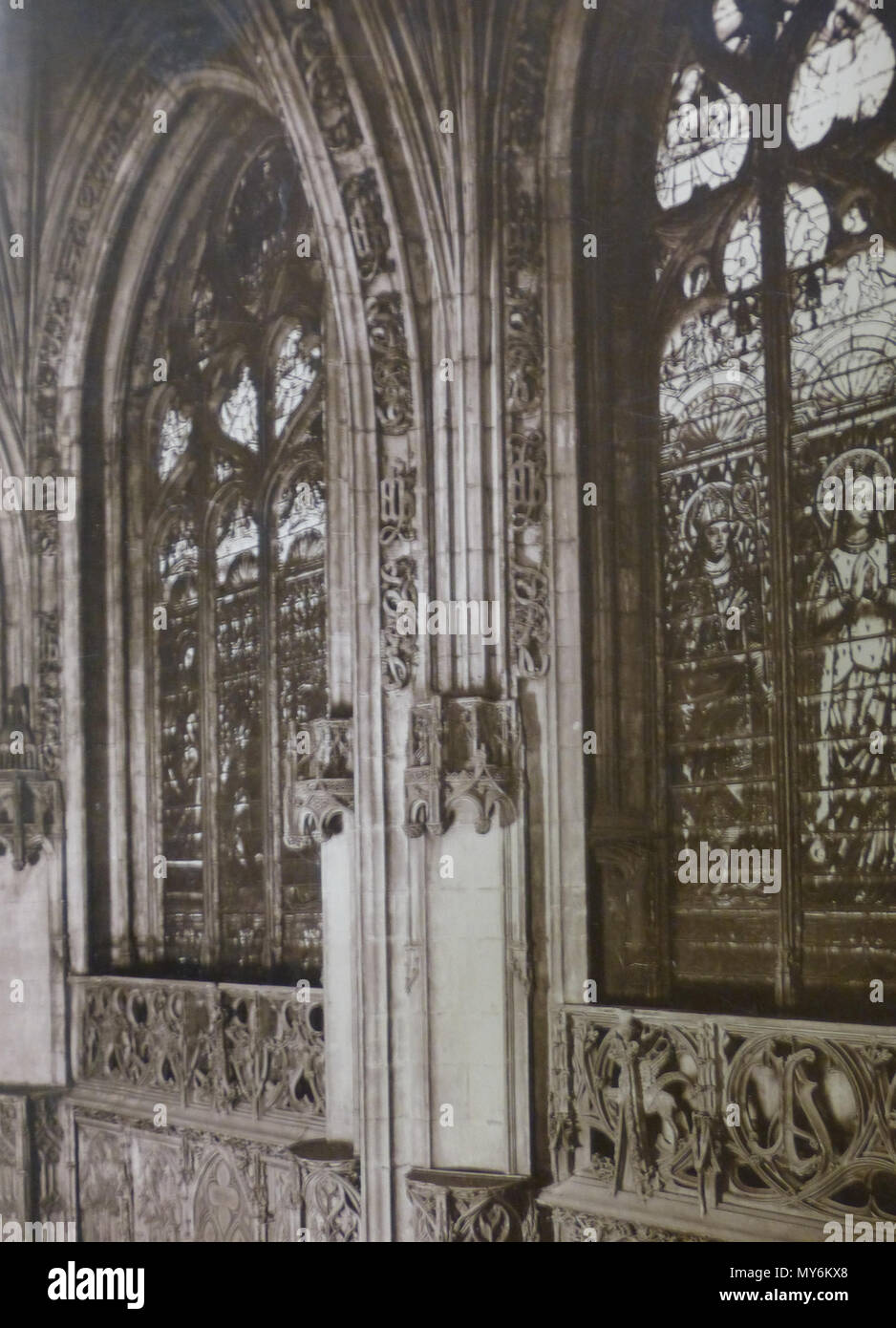 . Français : Photographie (pinna {XIXe siècle) de la Chapelle des Borboni (Primatiale Saint-Jean de Lyon) Les vitraux visibili sur cette image ont été détruits durant la seconde guerre mondiale. 15 ottobre 2014, 22:12:03. Anonimo 105 Chapelle des Borboni fin XIXe (foto anonyme - Archivi chapitre) Foto Stock