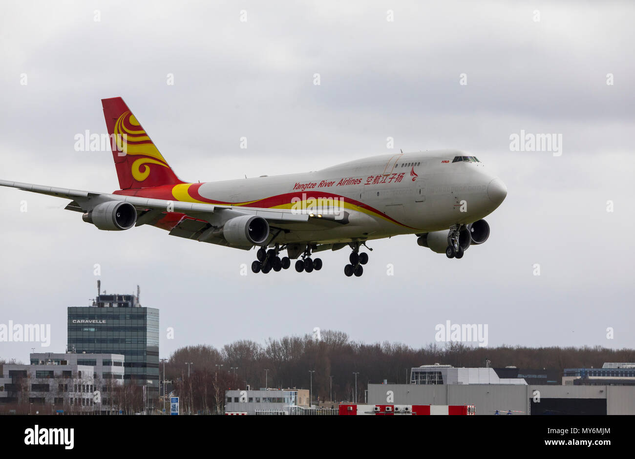 Fiume Yangtze Airlines Cargo, Boeing 747-481 (BDSF), avvicinandosi all'Aeroporto Schiphol di Amsterdam, in Olanda Settentrionale, Paesi Bassi, Foto Stock