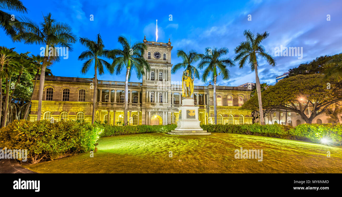 La statua del re Kamehameha e Aliiolani Hale (Hawaii la corte suprema dello Stato), Honolulu Oahu al crepuscolo Foto Stock