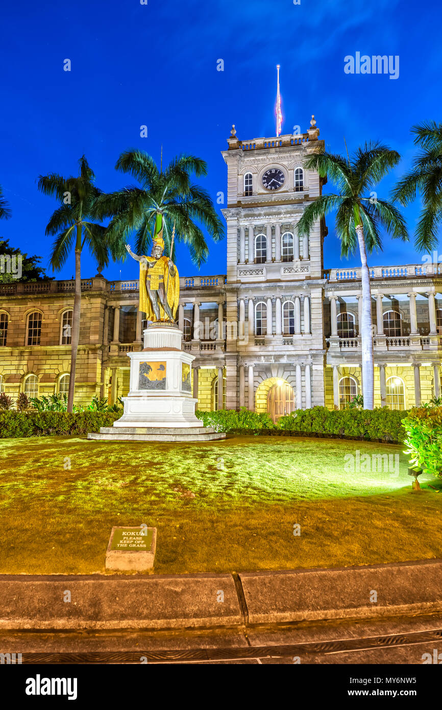 La statua del re Kamehameha e Aliiolani Hale (Hawaii la corte suprema dello Stato), Honolulu Oahu al crepuscolo Foto Stock