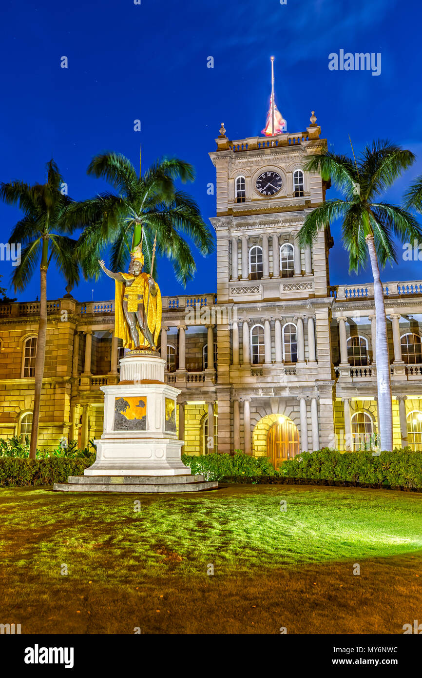 La statua del re Kamehameha e Aliiolani Hale (Hawaii la corte suprema dello Stato), Honolulu Oahu al crepuscolo Foto Stock