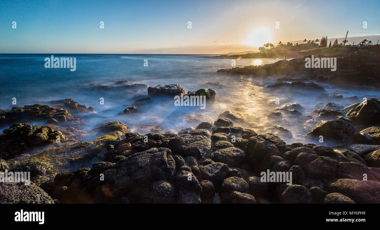 Tramonto a una ruvida sulla spiaggia di Isola di Kauai, Hawaii Foto Stock