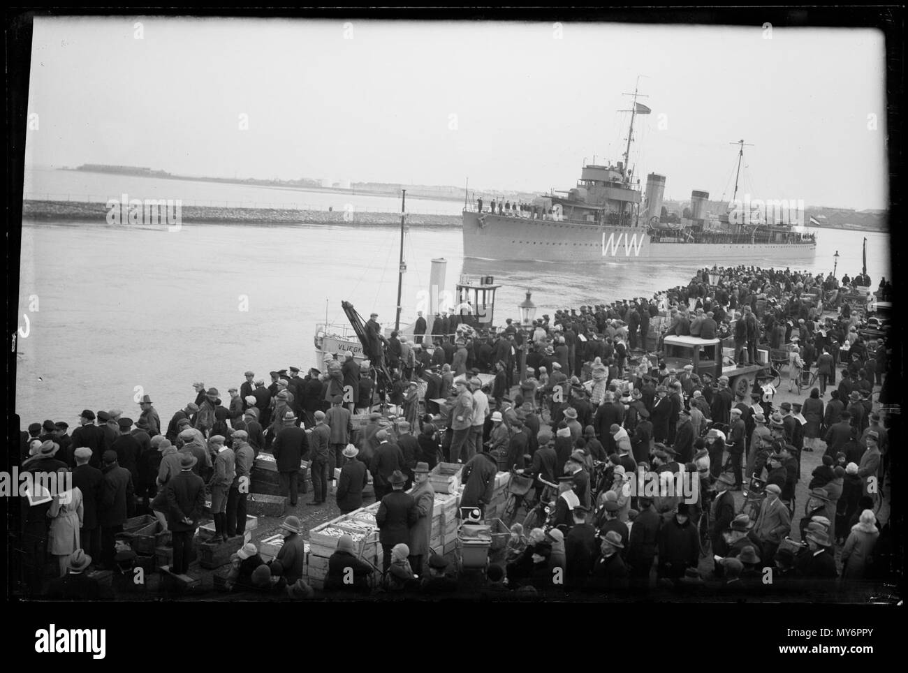 Hr Ms Witte de con. Vertrek van h. La sig.ra Witte de con (1929-1942) met veel toeschouwers aan wal Den Helder 1930 Catalogusnummer: RAA003012928 Collectie Regionaal Archief Alkmaar Foto Stock