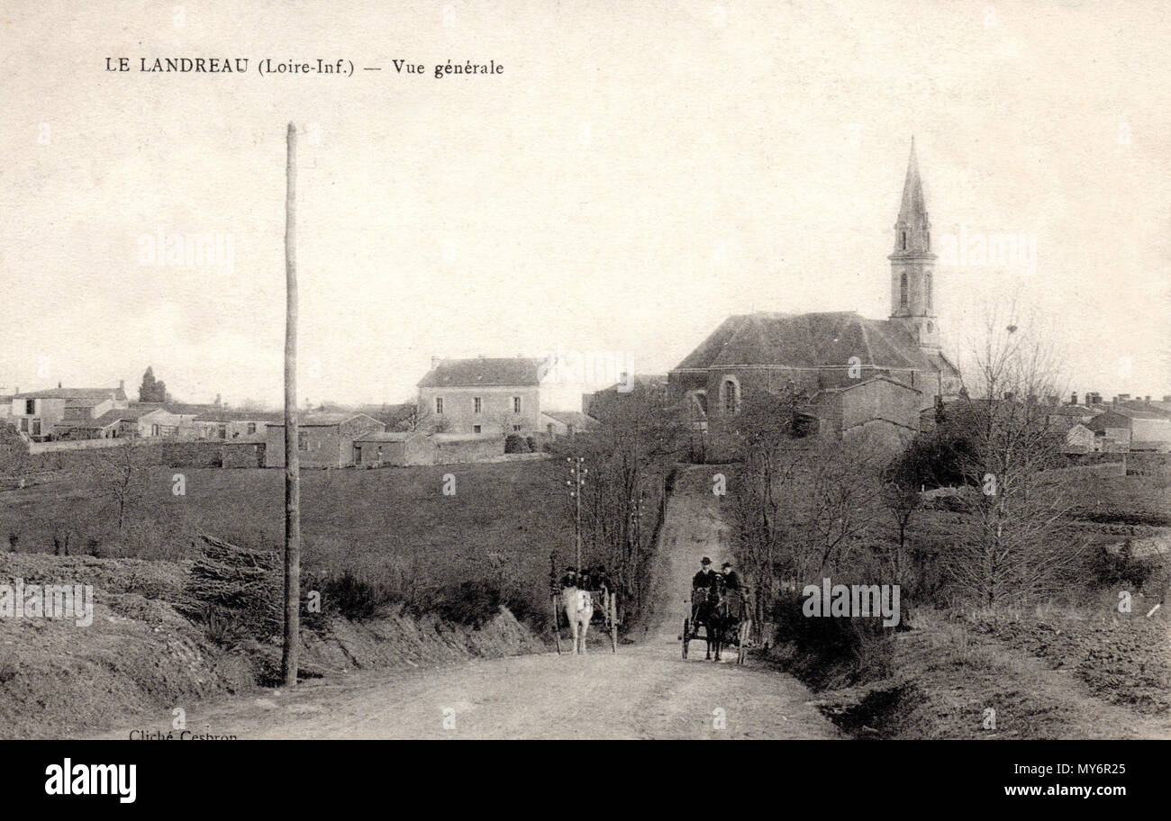 . Français : L'église de l'Immaculée Conception, vue de la rue des Moulins (Route du Loroux-Bottereau), vers 1910, Le Landreau. 12 Gennaio 2013 20:51:36. Foto Cesbron, Vallet 556 W1154-Landreau11 Eglise DeRueMoulins Foto Stock