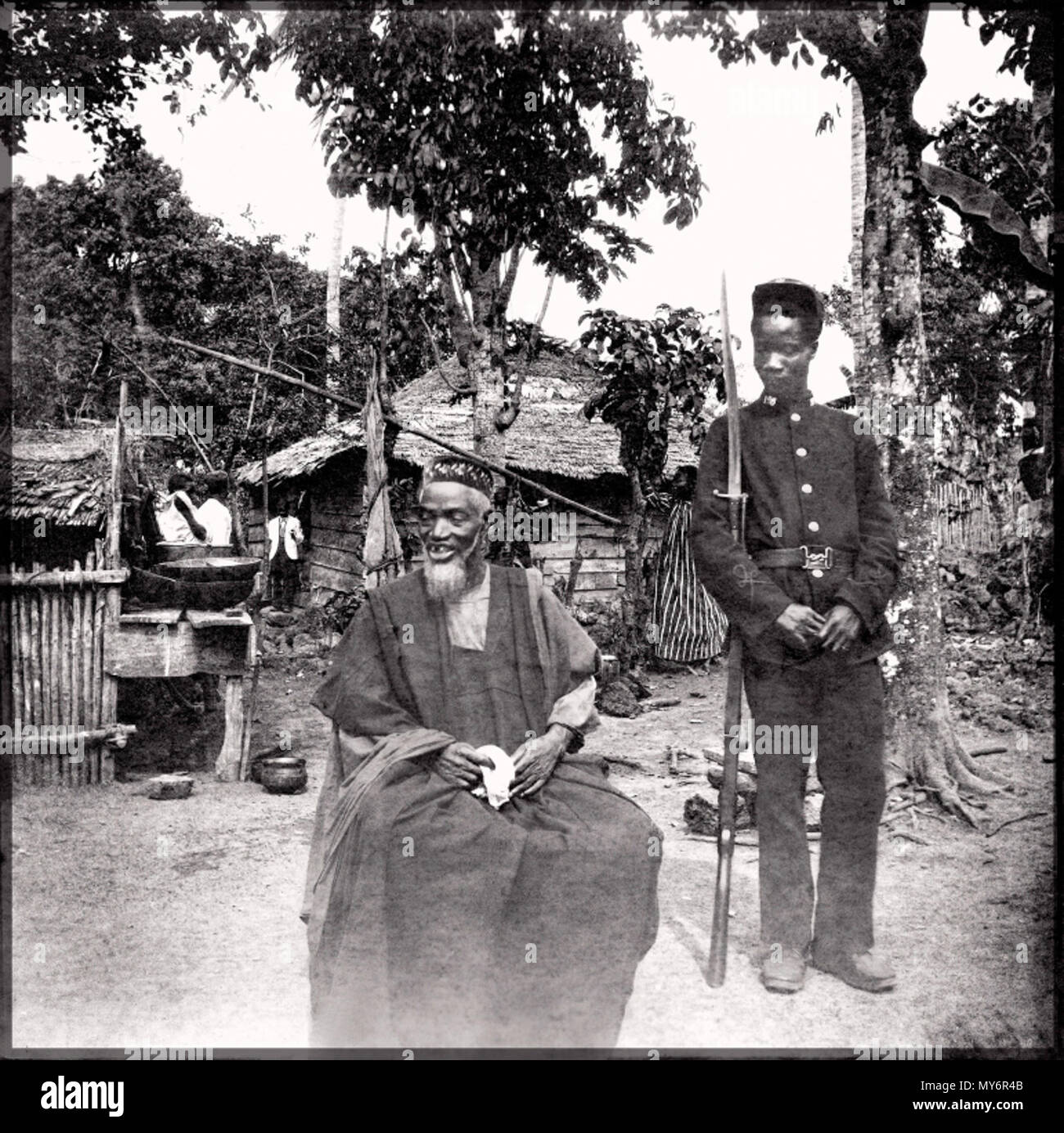 . Inglese: "Bai Bureh, Capo del Timini quando un prigioniero a Sierra Leone nel 1898. Una fotografia originale del Tenente di Vascello Arthur Greer West India reggimento che morì il 7 agosto 1900, quando storming un blocco dopo il sollievo di Kumassie." . 1898. Il tenente Arthur Greer 59 Bai Bureh (1898) Foto Stock