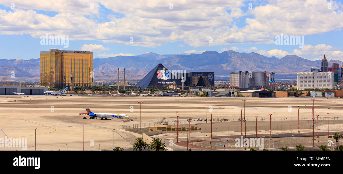 Las Vegas, Nevada - 29 Maggio 2018 : Aeroporto McCarran e Vegas skyline visto dall'Aeroporto Internazionale di McCarran, Nevada. Foto Stock