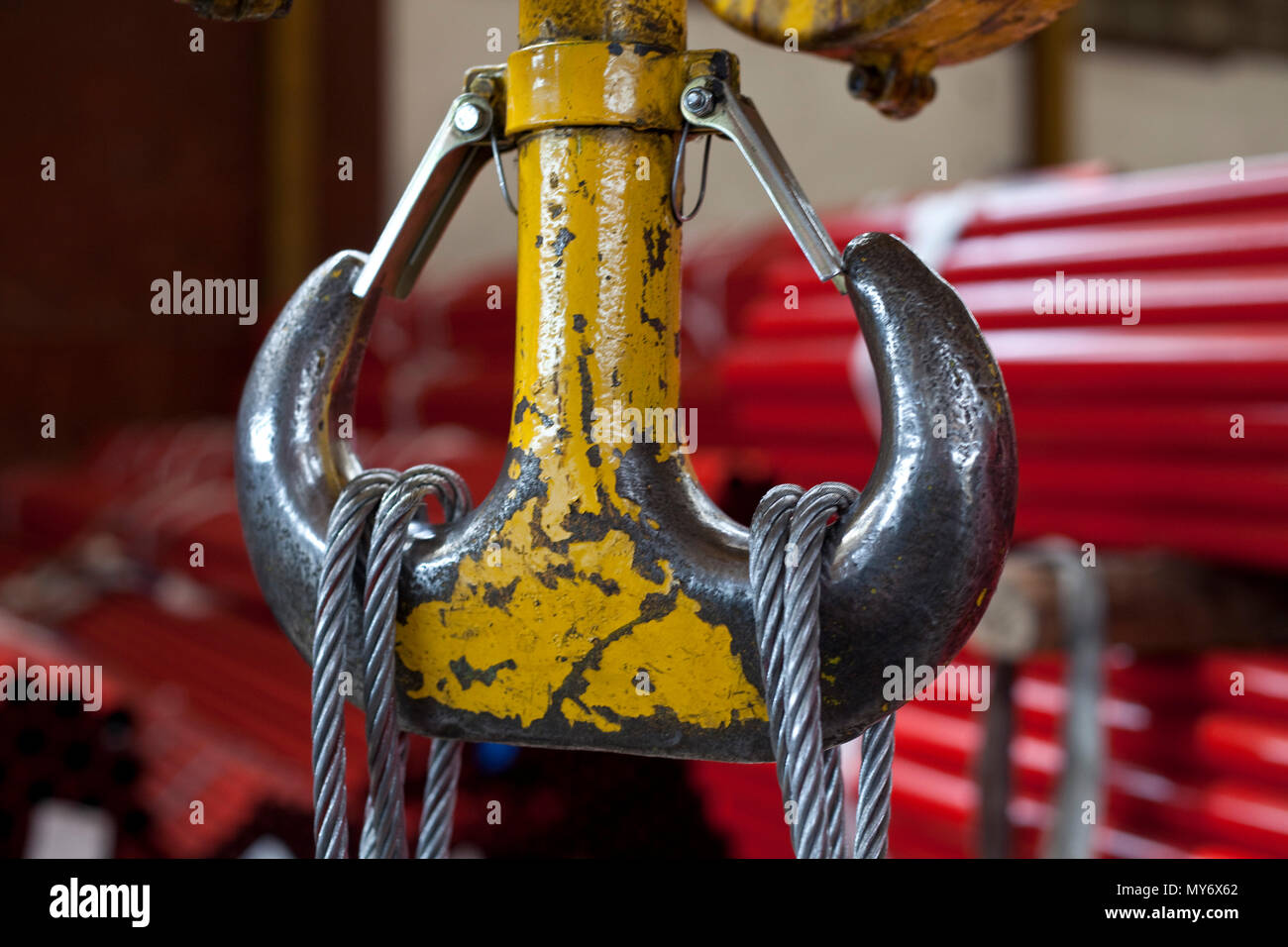 Closup su giallo gancio industriali con cavi di acciaio Foto Stock